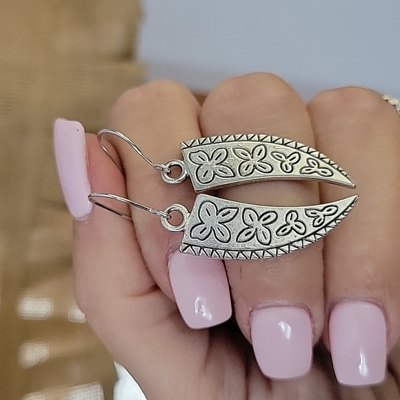 🔥LAST PAIR🔥 Floral Etch Talon Drop Earrings - Picture 1 of 5